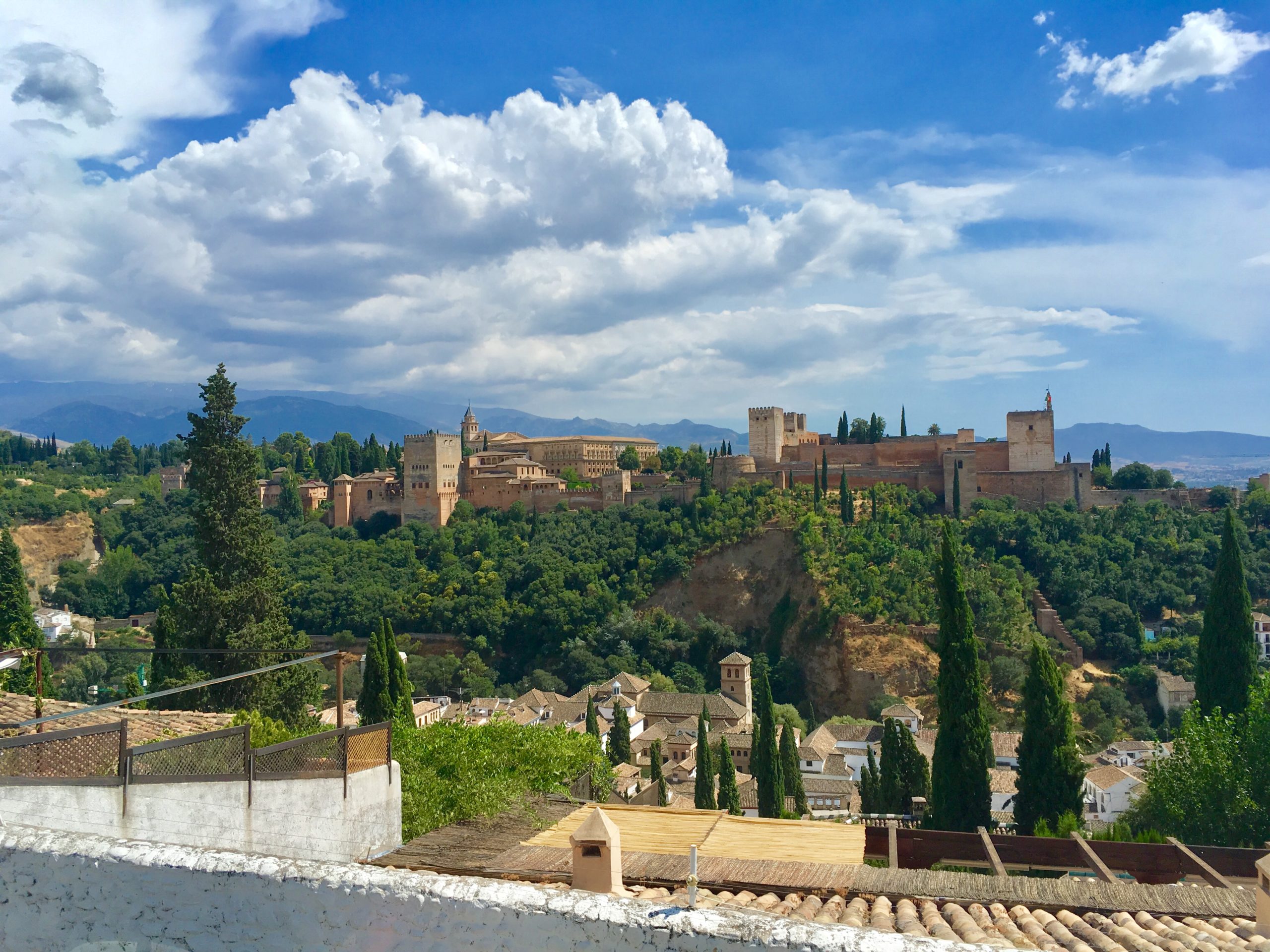 アラビアンな町を歩きたい ディズニー映画 アラジン の舞台 南スペイン グラナダ アルハンブラ宮殿 ばらこ旅